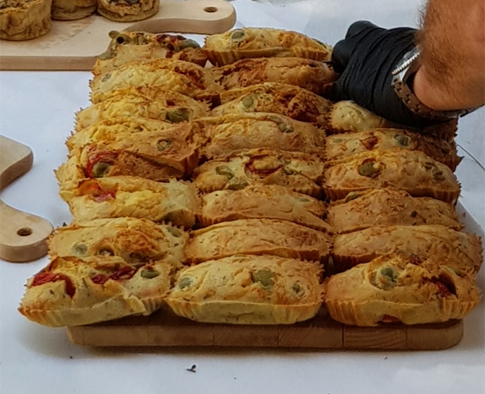 traiteur-assortiments-divers-smartphone-min Cake olives et tomates - La Forge Gourmande à Beaulieu, restaurant, pizzeria, traiteur, service traiteur, traiteur pour particulier, traiteur pour professionnel, événement, animation